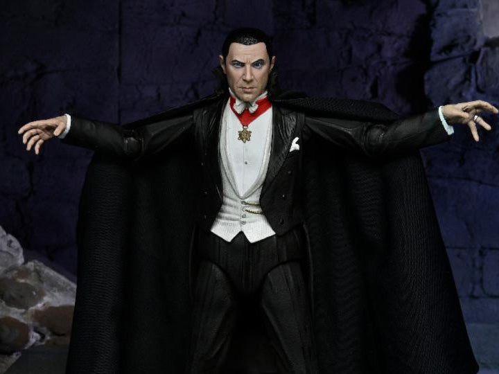 Universal Monsters Ultimate Dracula (Transylvania) Figure with arms raised